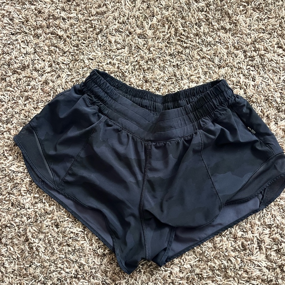 LULULEMON Hotty Hot Black Camo Women's Shorts
2.5” inseam